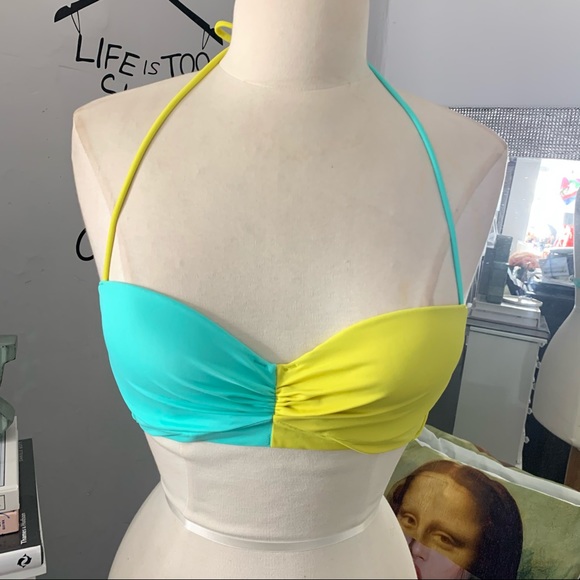 Victoria’s Secret// swim top size 32B - Picture 2 of 7